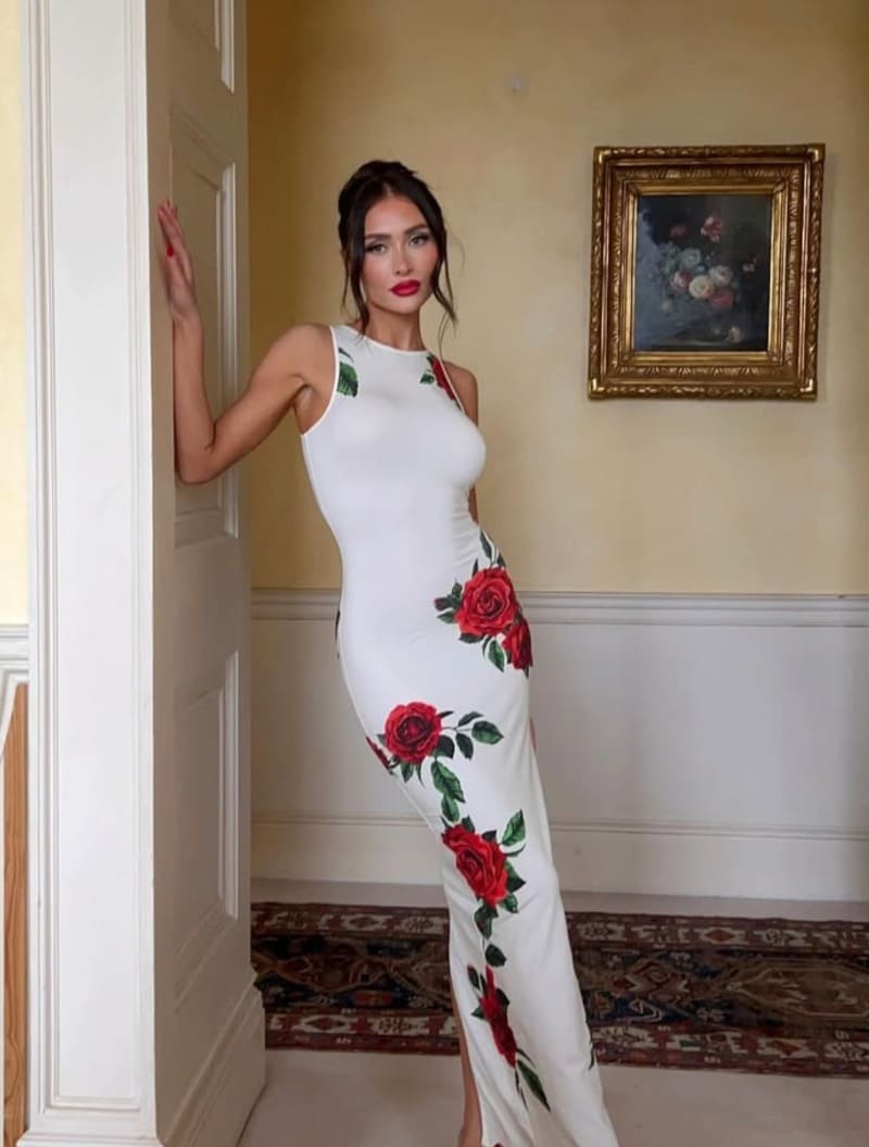 Knappe dame in lange witte jurk