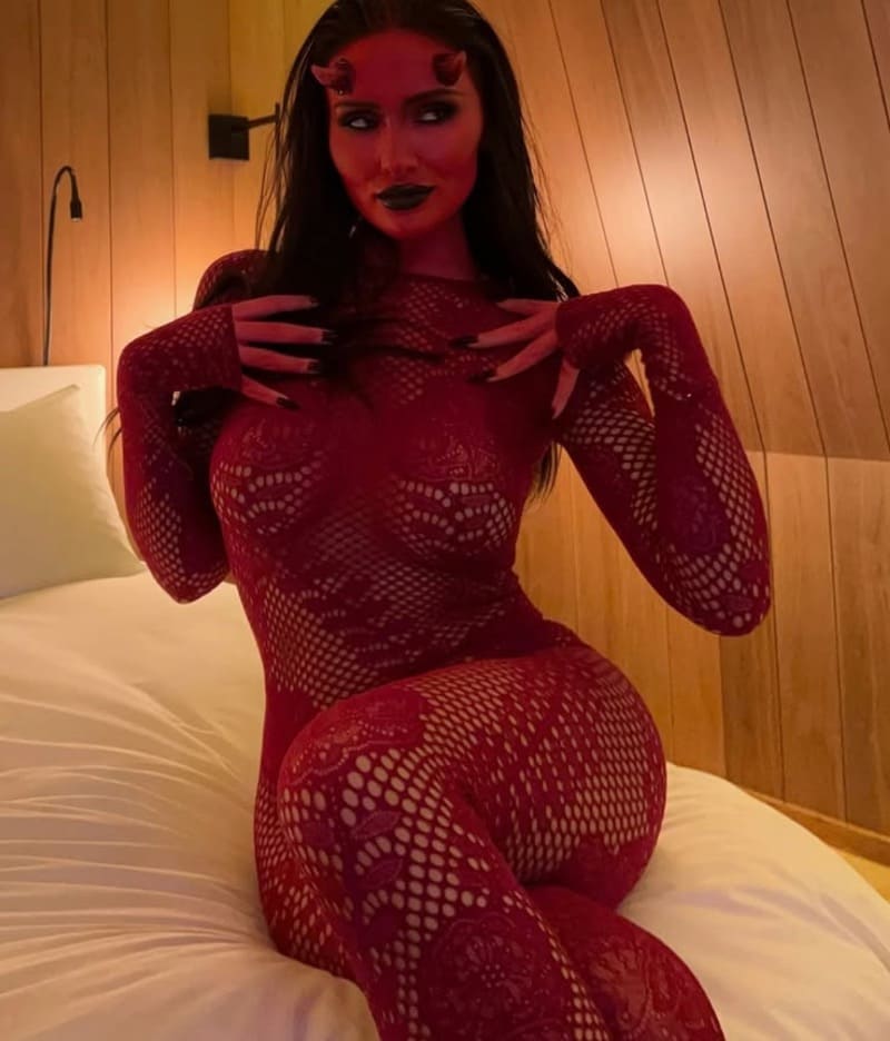 Sarah in duivel outfit