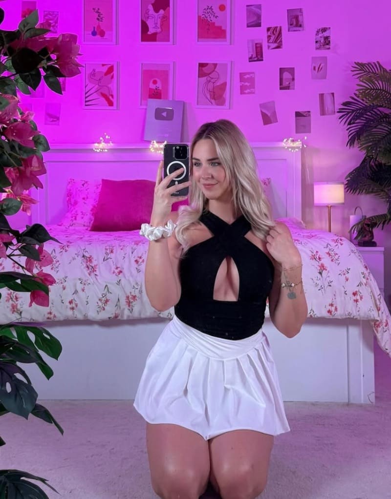 Knappe dame neemt selfie