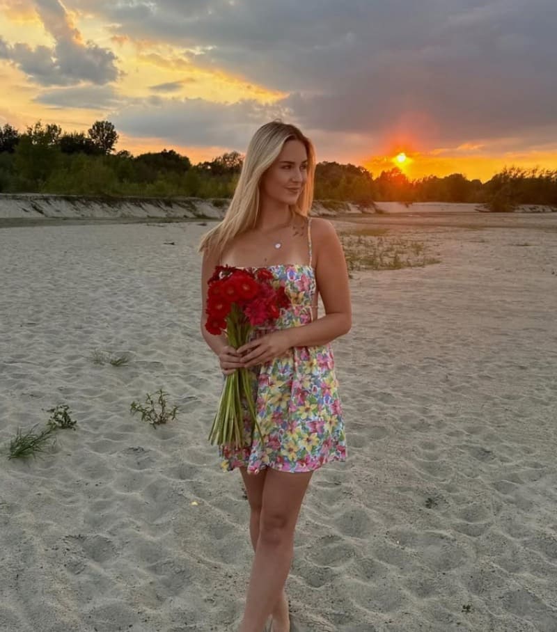 Lana op strand met bloemen