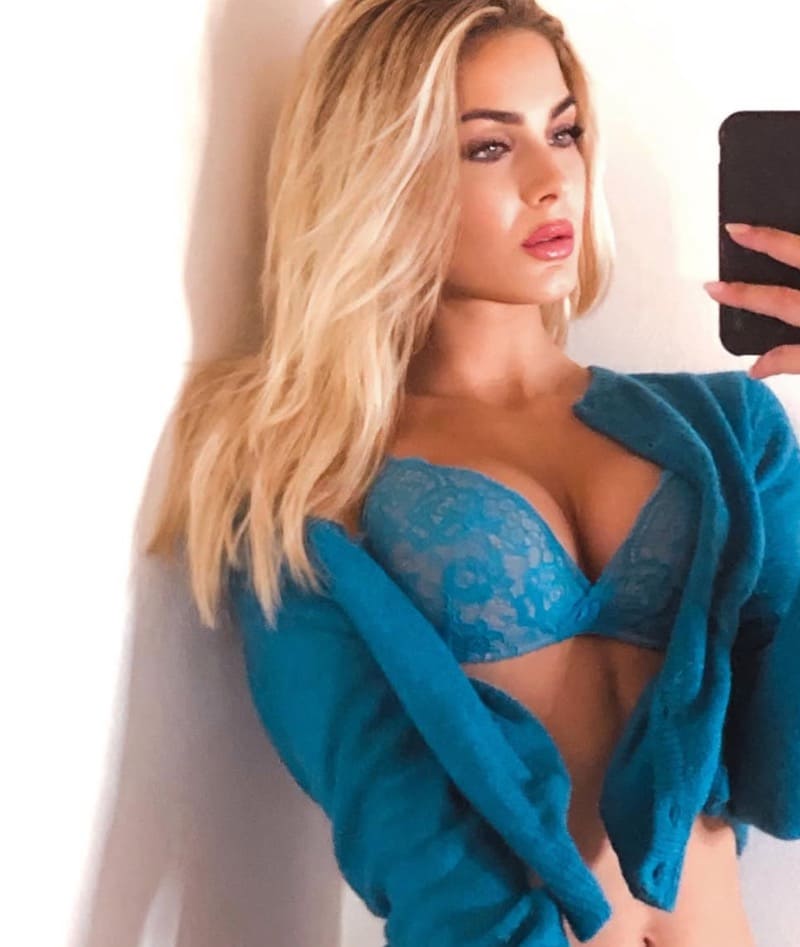 Sexy blondine met dikke tieten