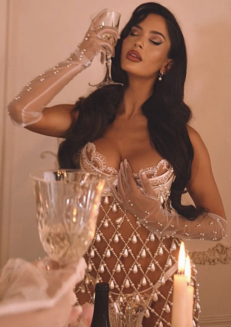 Natalia in witte outfit