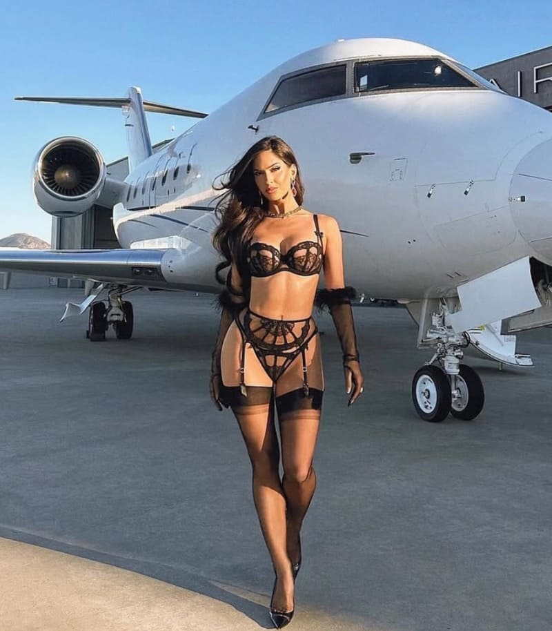 Natalia voor privé vliegtuig in lingerie