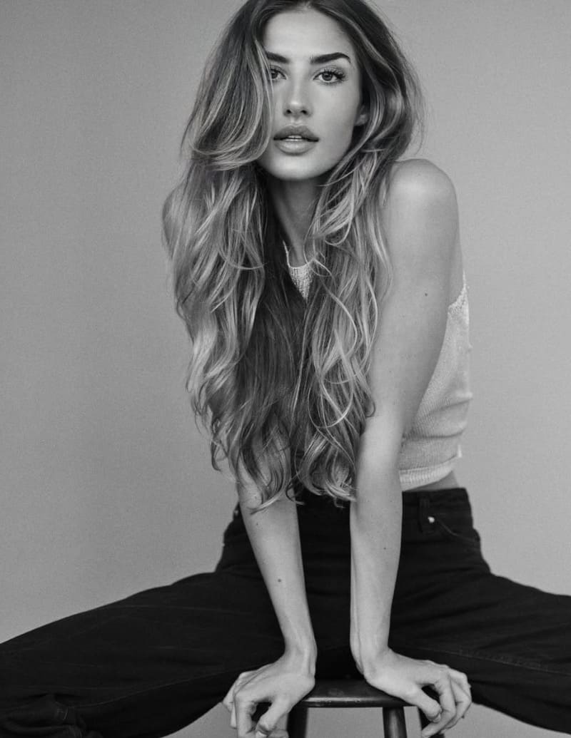 Sexy dame in zwart wit foto