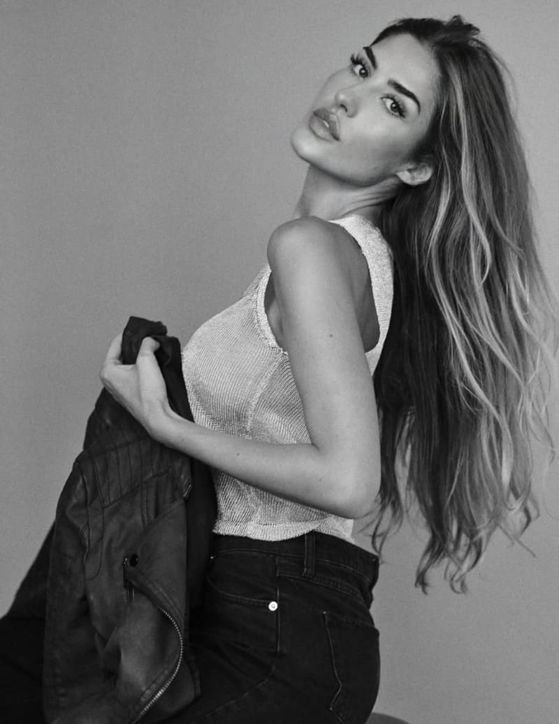 Knappe brunette met ronde tieten