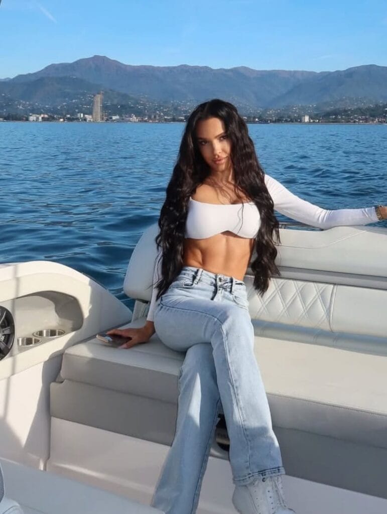 Kristina in wit topje met jeans