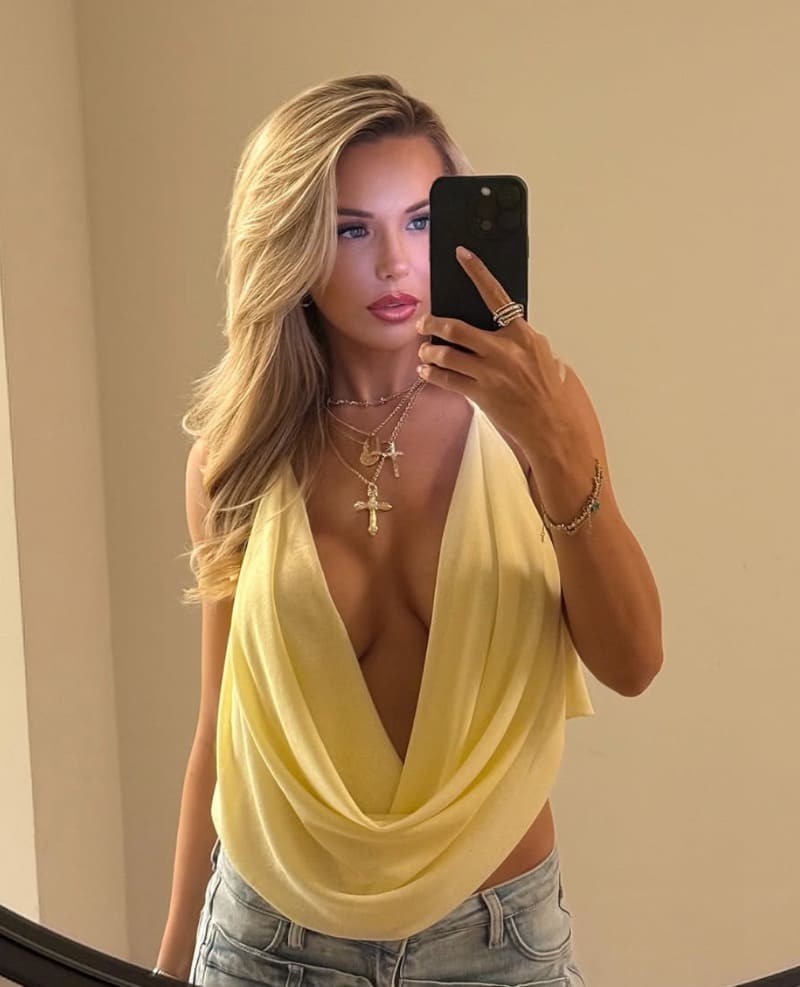 Casey in geel topje zonder bh