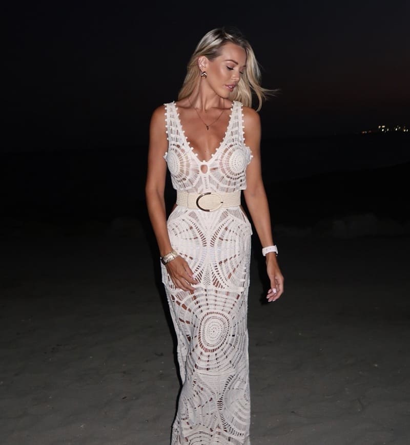 Sexy dame in witte lange jurk