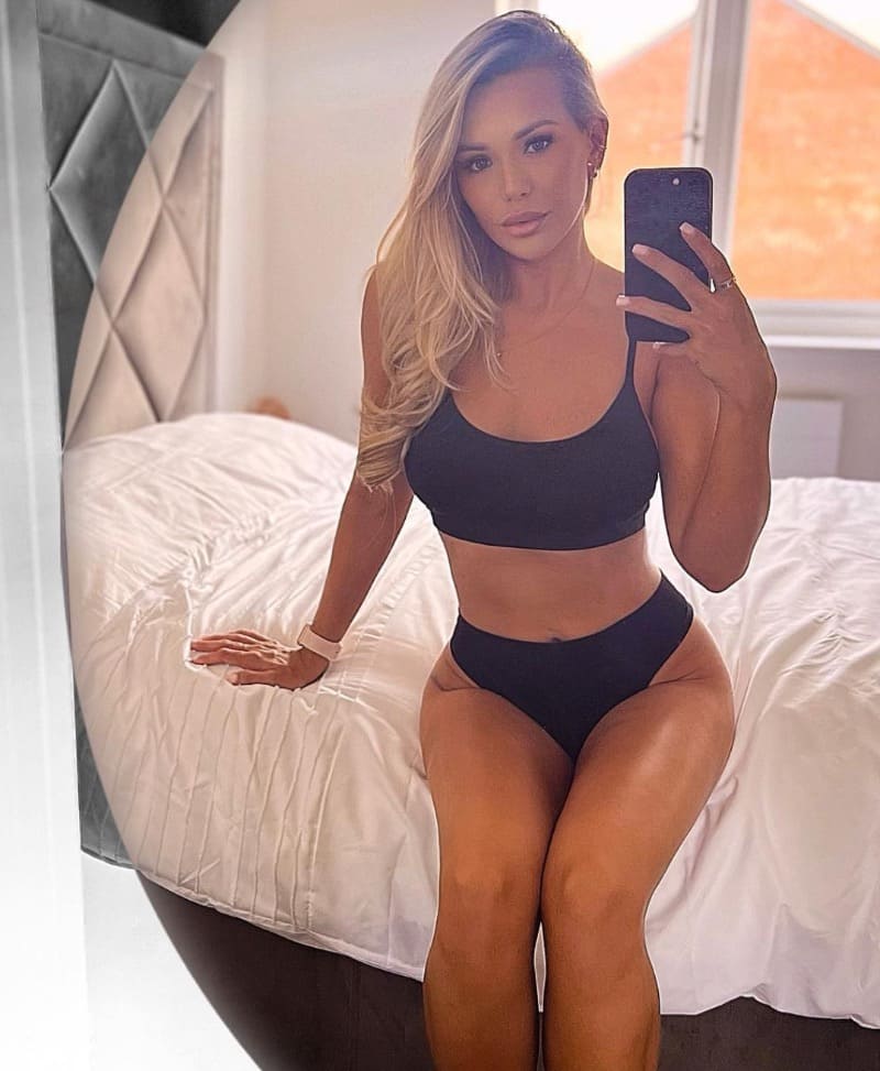 Casey op bed in zwarte lingerie