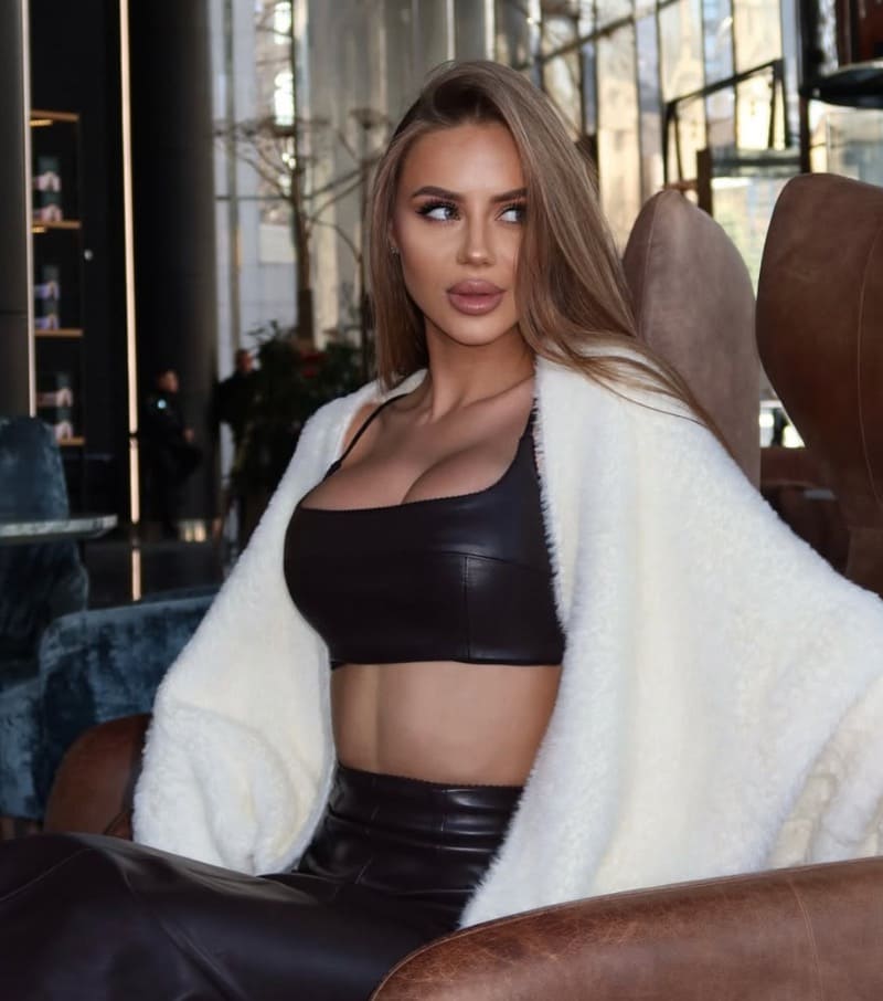 Bozhena in strakke outfit