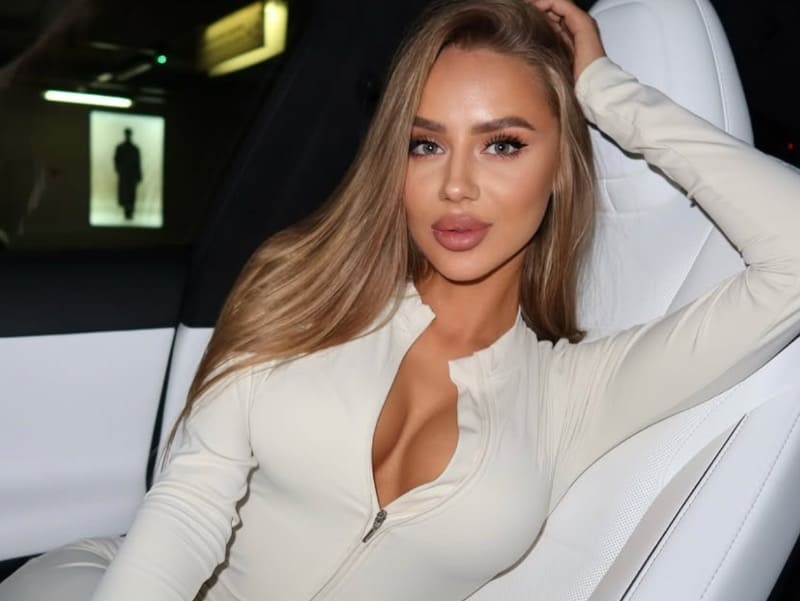 Bozhena in sexy witte outfit in auto