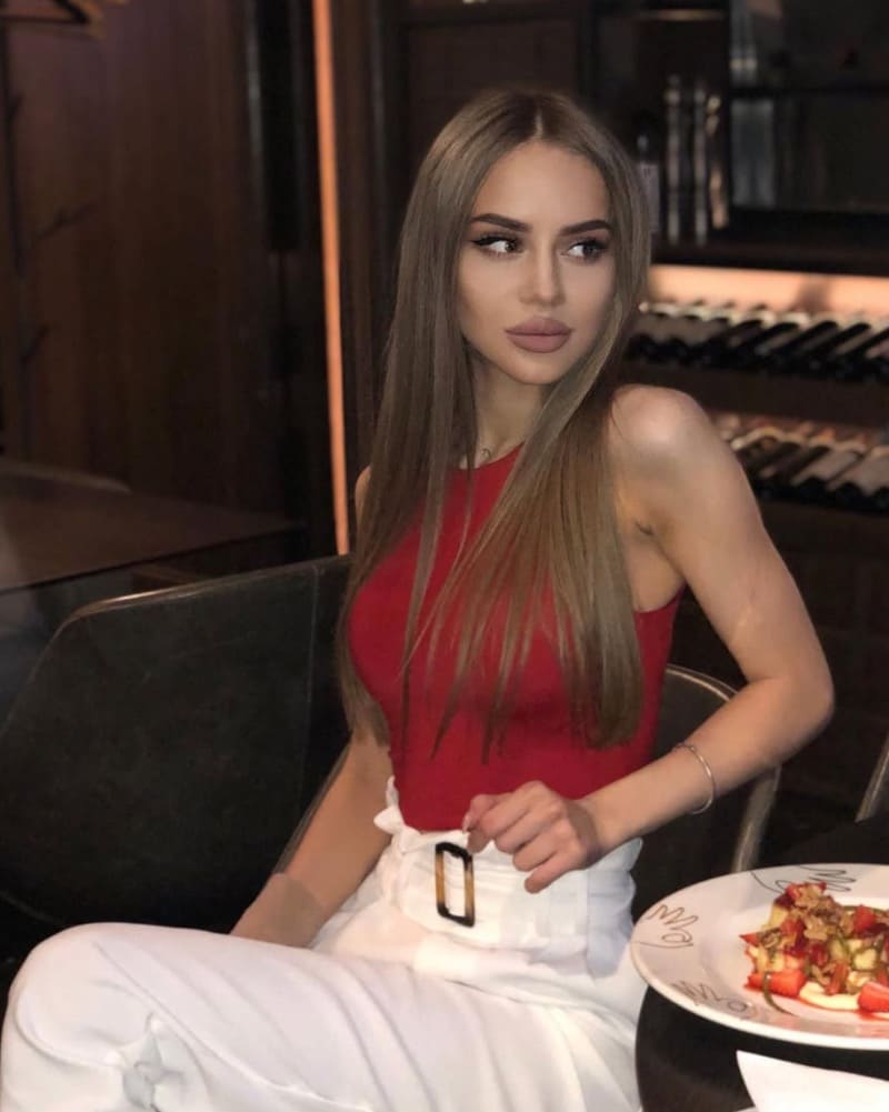 Bozhena in rood topje met mooie rondingen