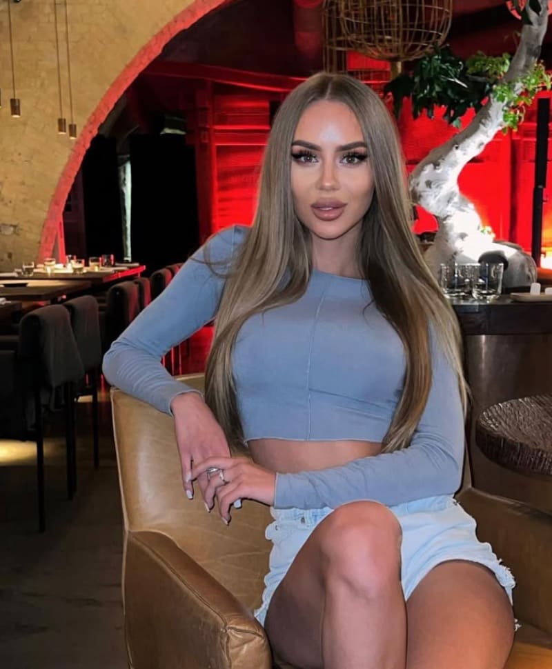 Bozhena in blauwe outfit