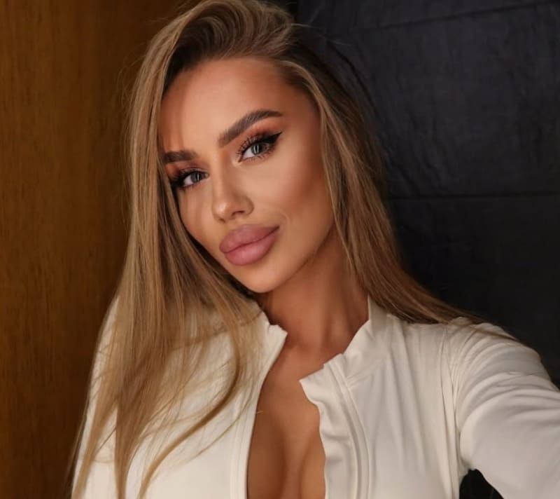 Sexy dame met dikke tieten in wit topje