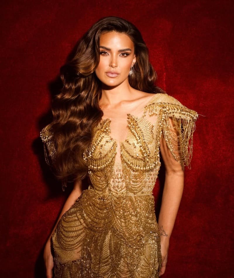 Babe in gouden jurk