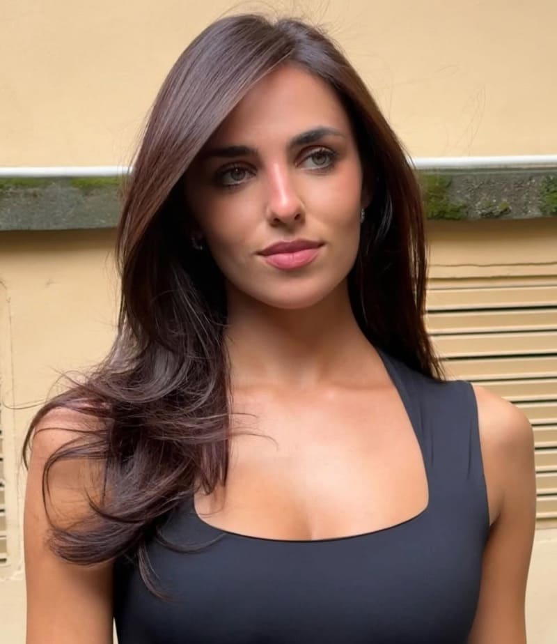 Beatrice in grijs topje