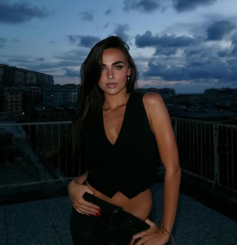 Sexy model in zwarte outfit