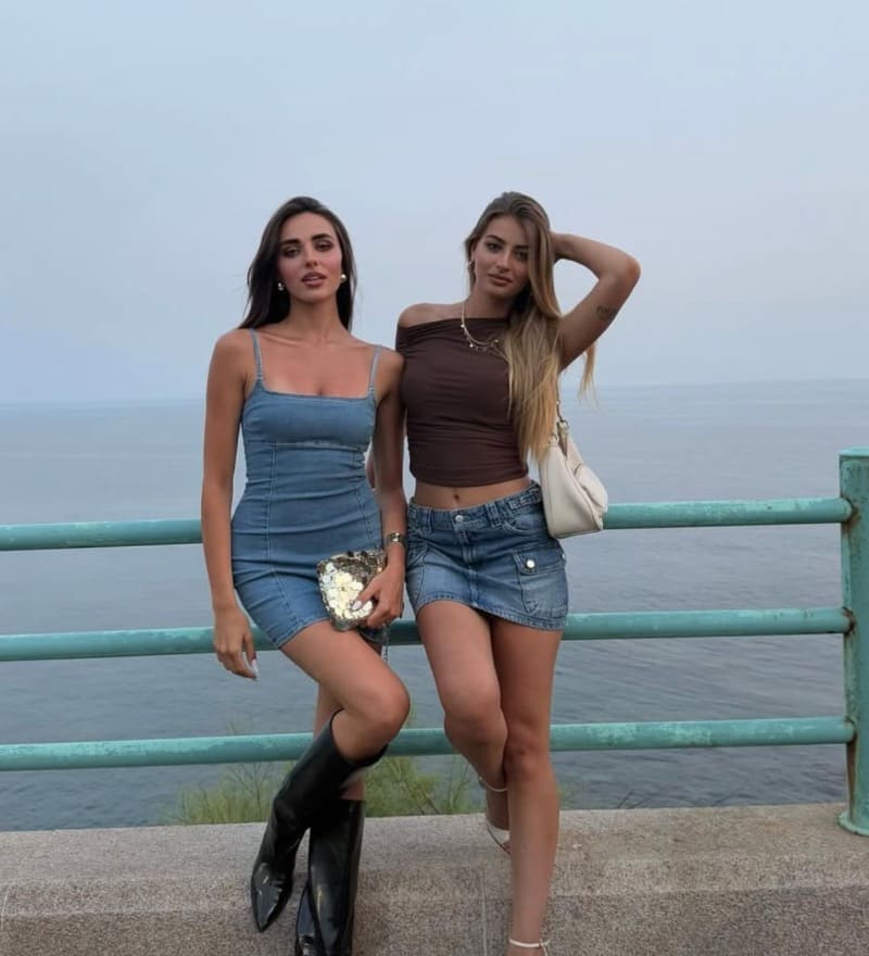 Beatrice en vriendin in sexy jurkjes