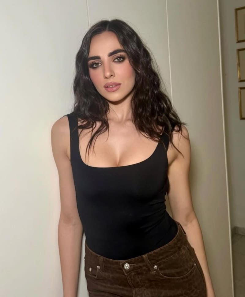 Babe met dikke tieten in strak zwart topje