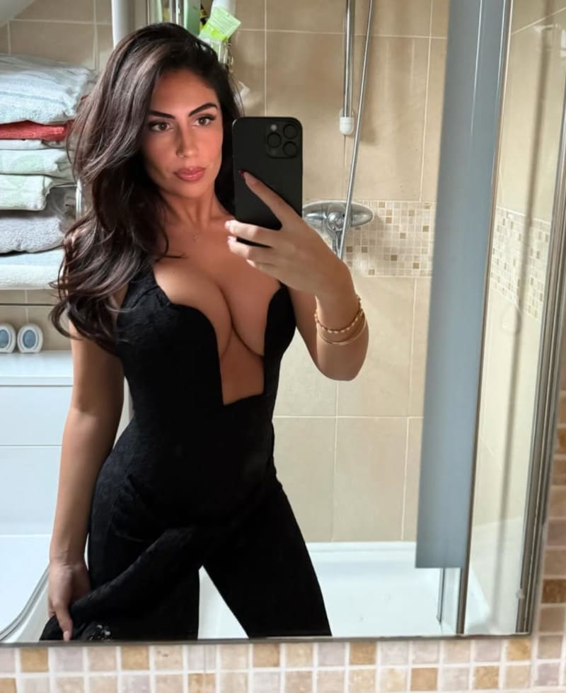 Babe in zwart topje met dikke tieten