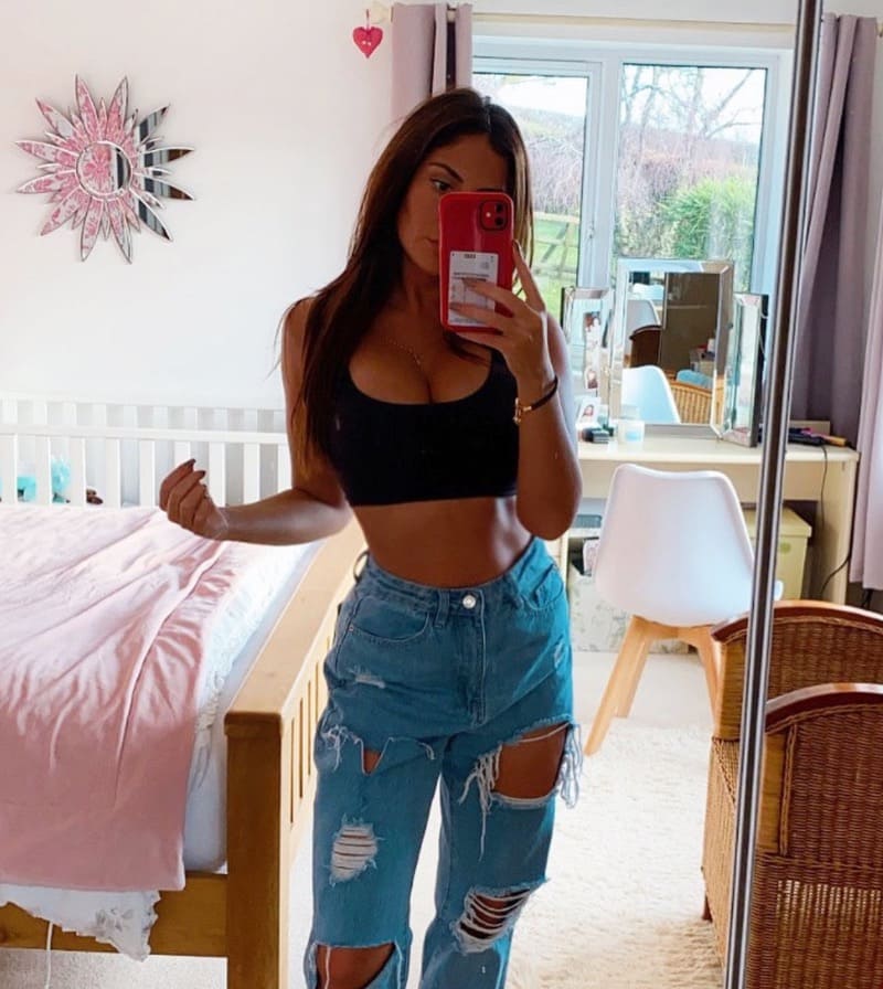 Holly in strak topje