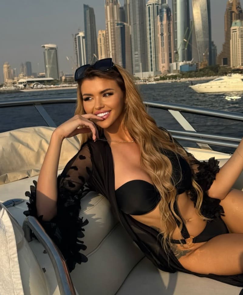 Babe in bikini op boot