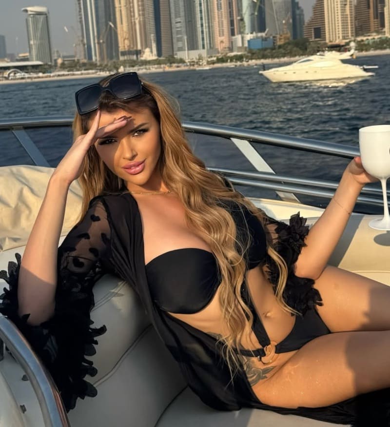 Julianka in bikini op boot