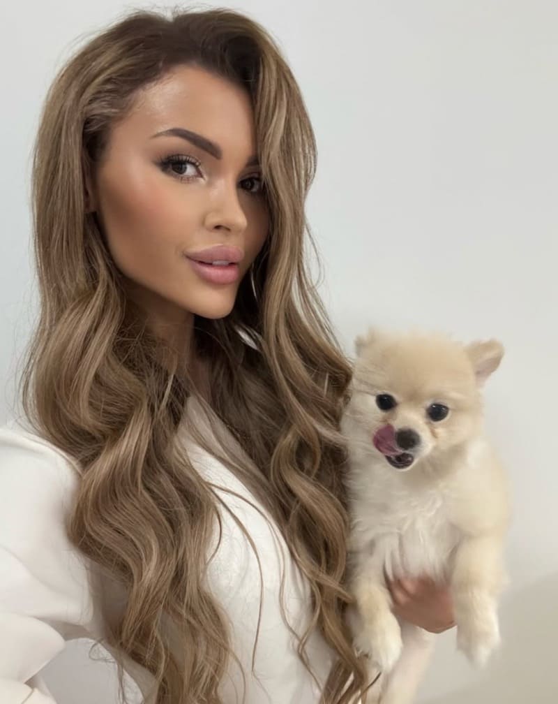 Brunette met schattige hond