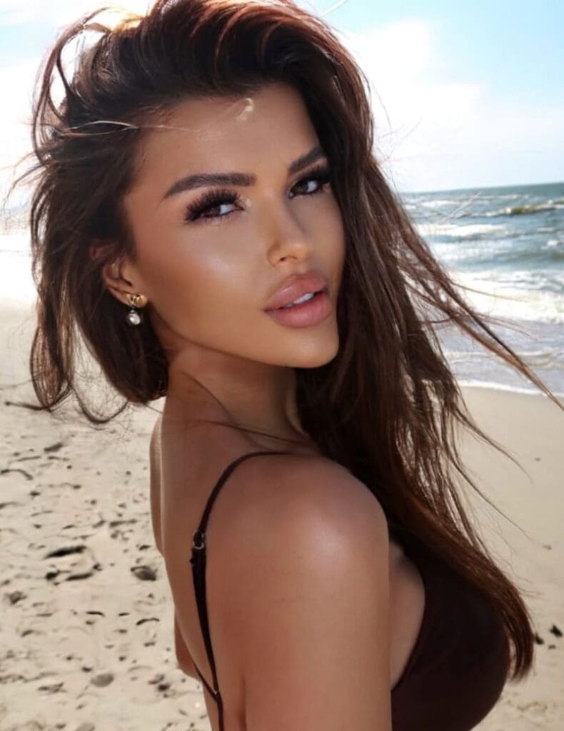 Sexy brunette op strand