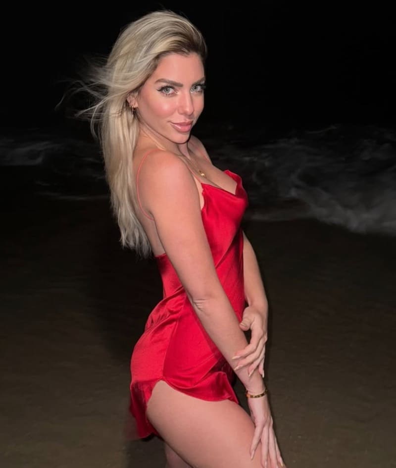 Anabel in rood jurkje