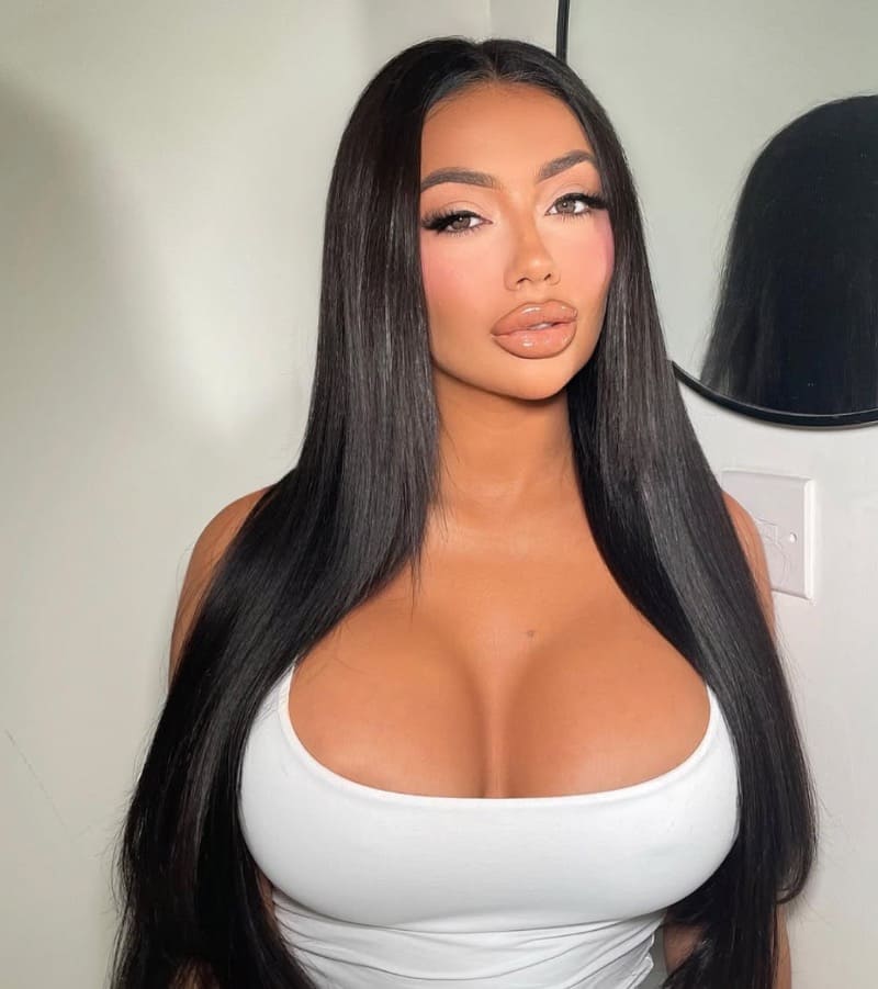 Babe met enorme tieten in sexy topje