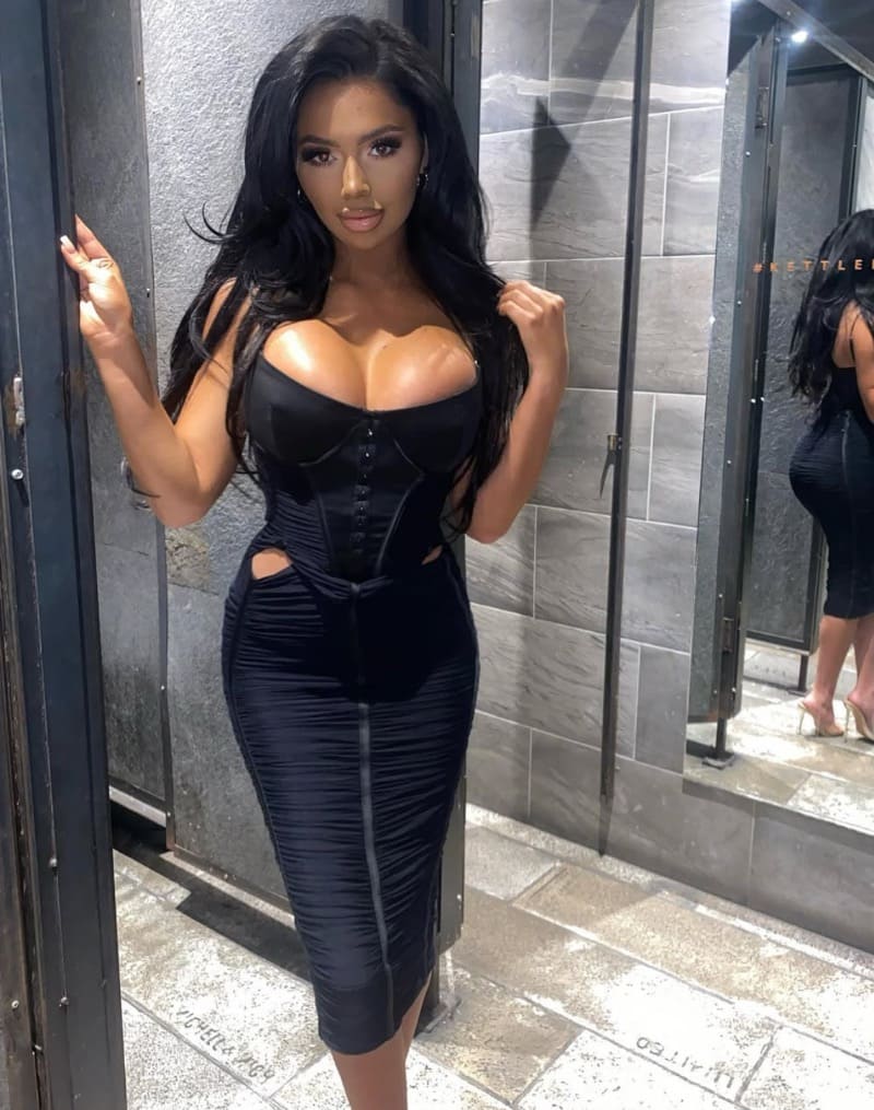 Courtney met dikke tieten in strak zwart topje