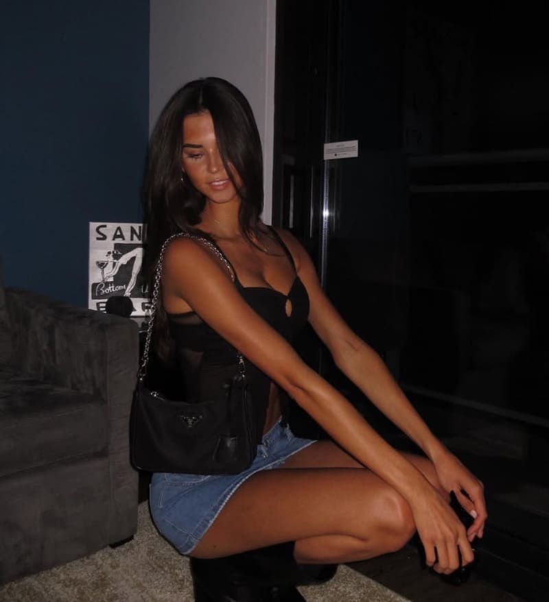 Babe met lange benen in sexy topje