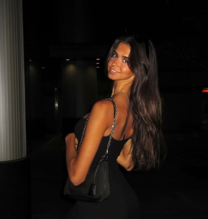 Elle in lange zwarte jurk