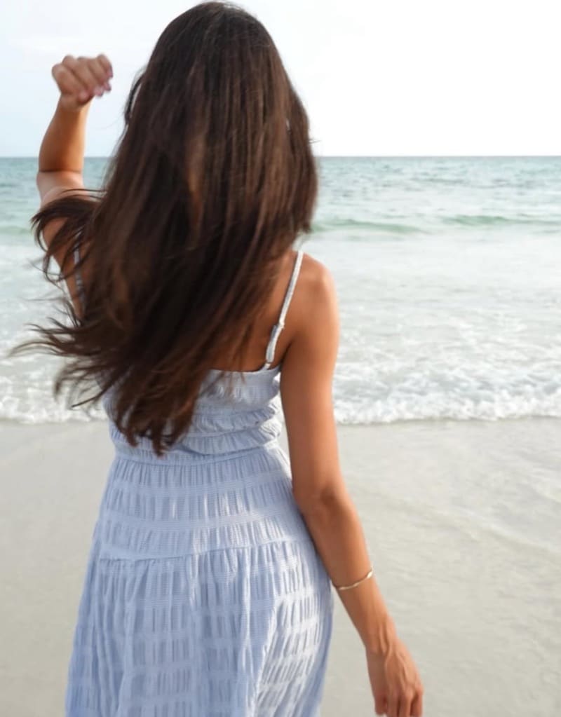 Babe in witte lange jurk