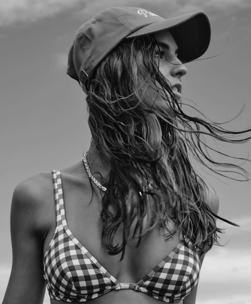 Babe in bikini met dikke tieten