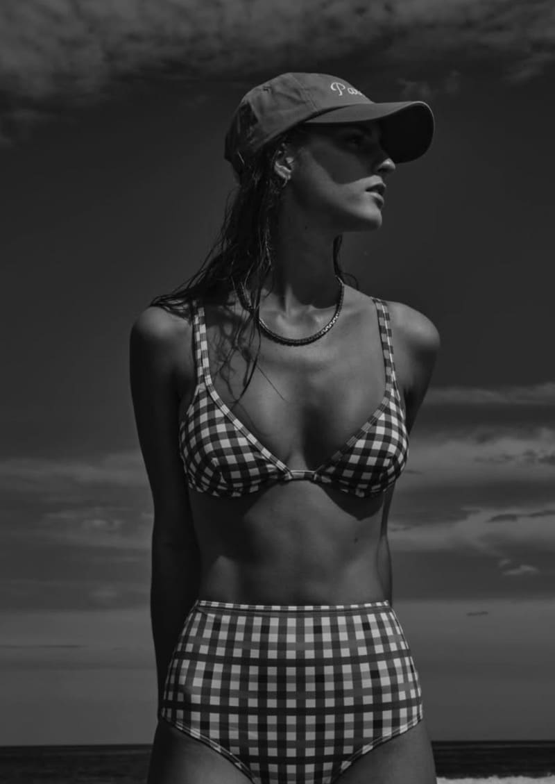 Babe in wit zwarte klassieke bikini