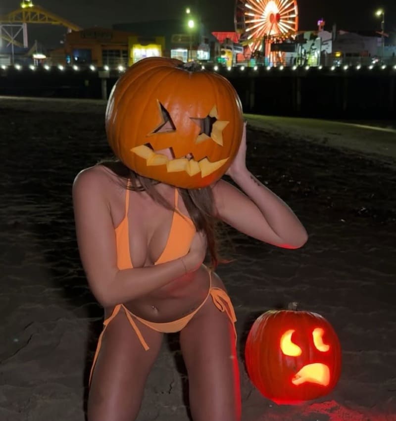 Piper in oranje bikini met dikke tieten