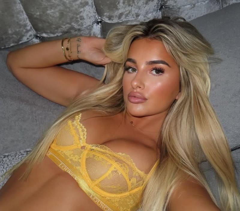 Kay in gele lingerie