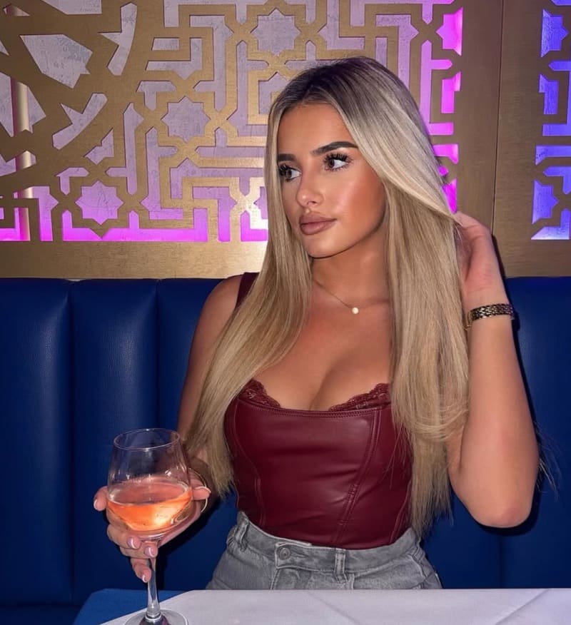 Sexy dame in rode lederen top