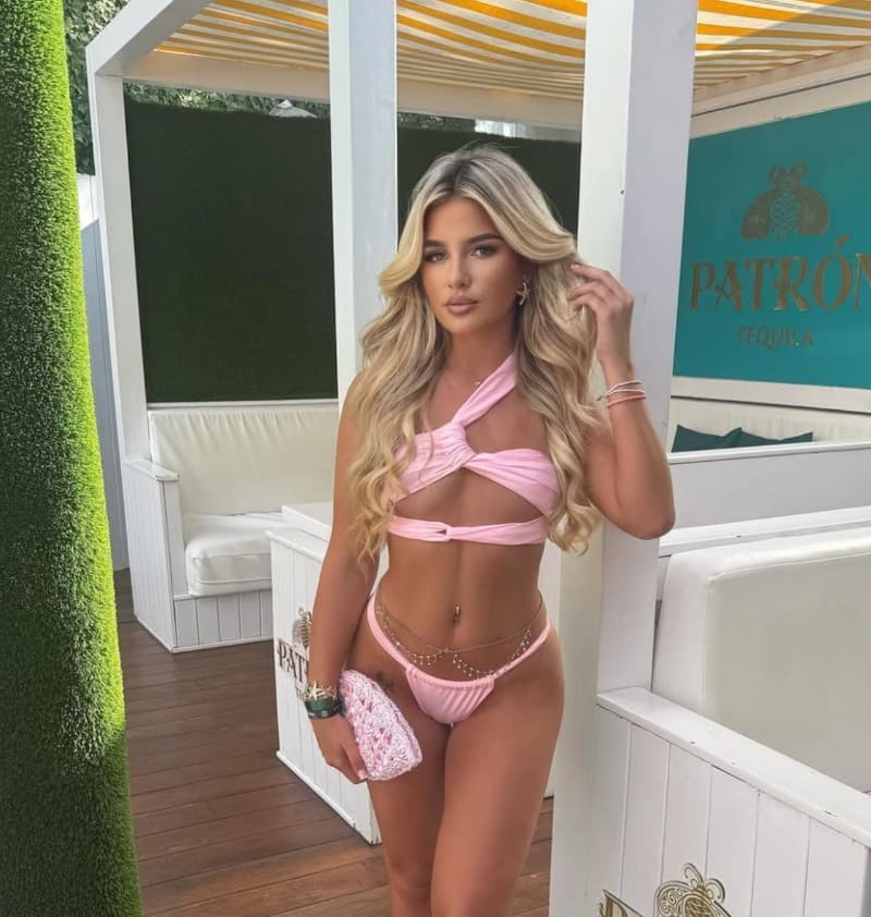 Sexy blondine in roze bikini