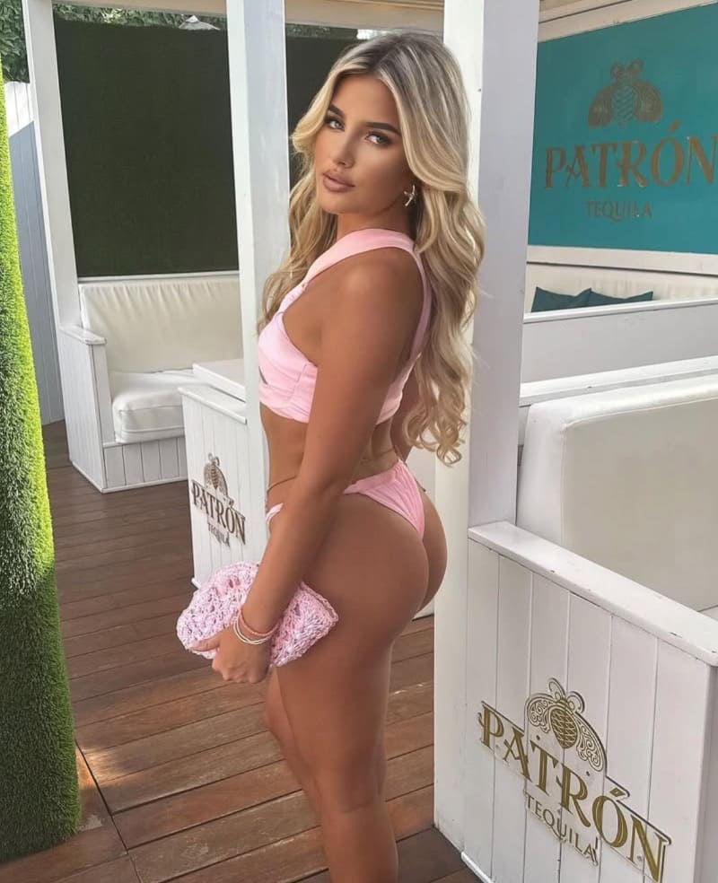 Kay in roze bikini met perfecte billen