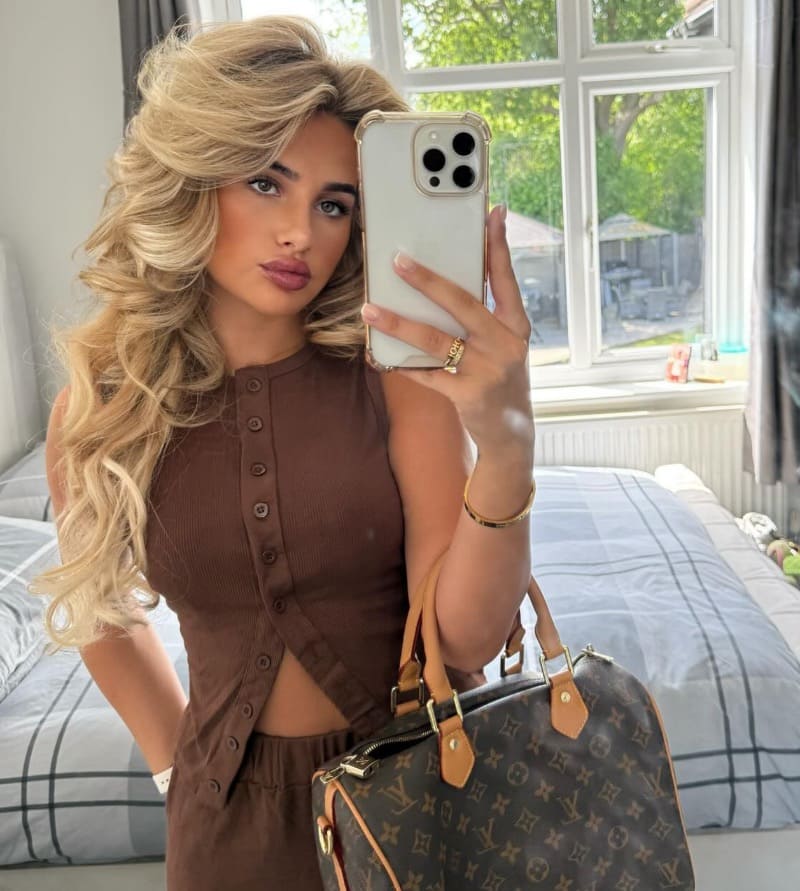 Kay in sexy bruin topje