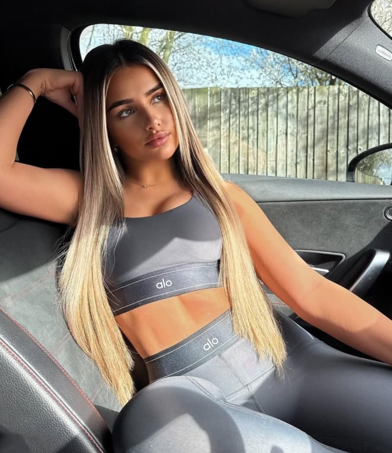 Kay in sexy grijze outfit in auto