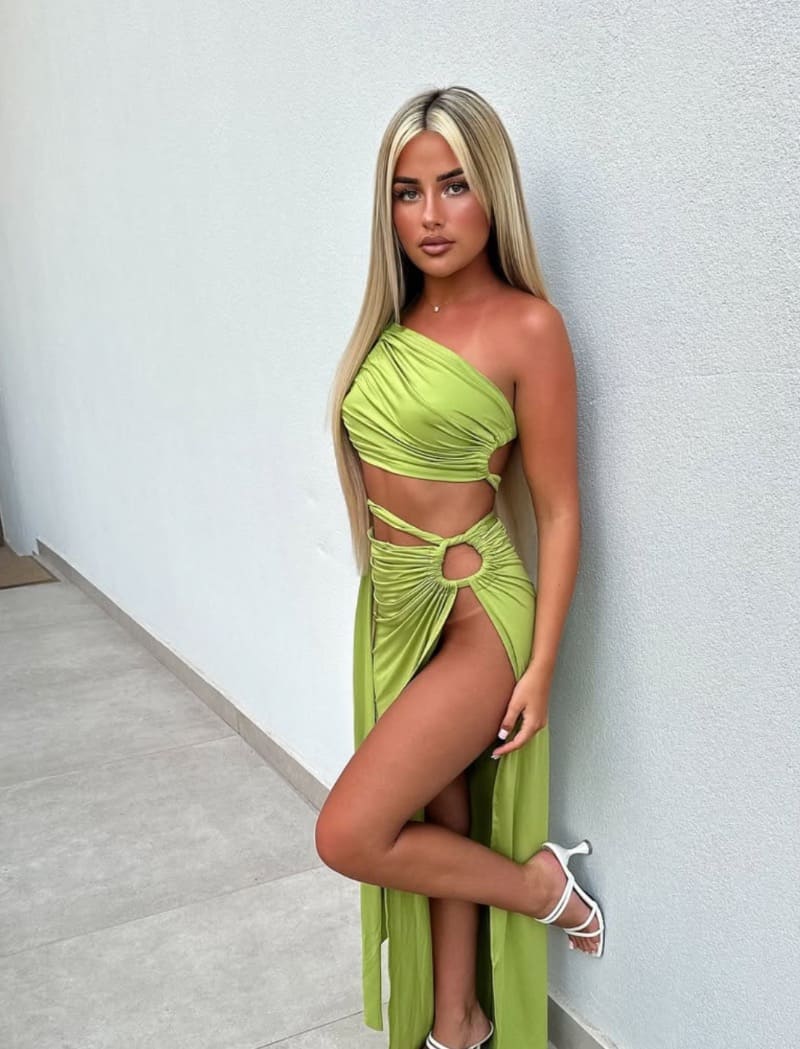 Sexy blondine in lange groene jurk