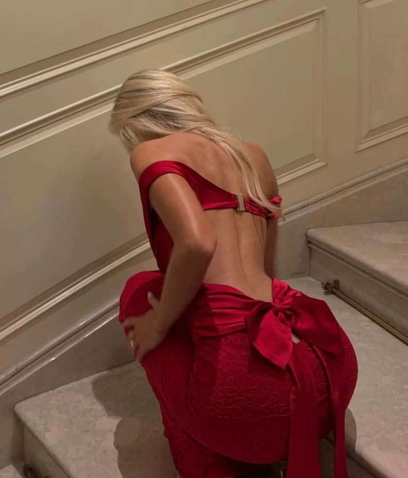 Thea in rode lange jurk