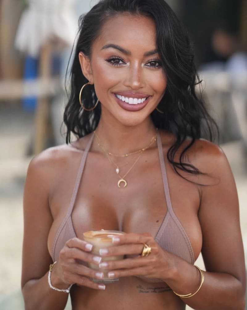 Sexy brunette met mooie lach en dikke tieten