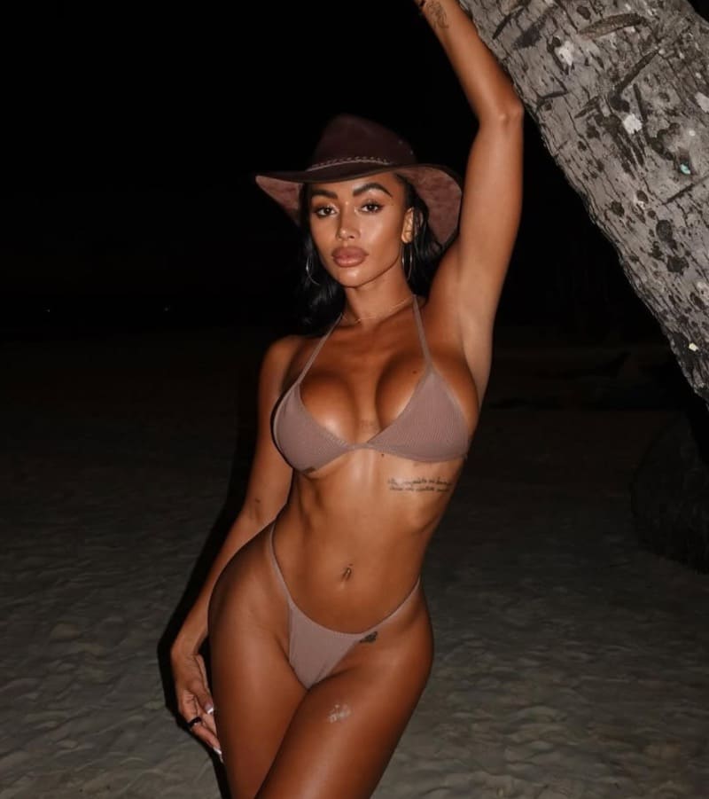 Sexy dame in bruine bikini