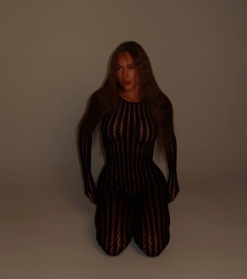 Stepanova in sexy zwarte outfit