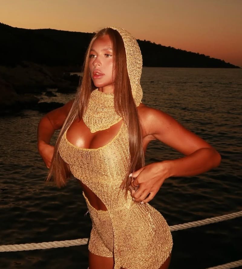 Stepanova in sexy outfit met diepe decolleté